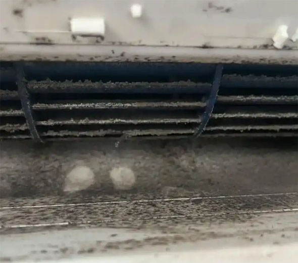 滨江空调吹的风有股烧焦味是怎么回事